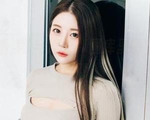Bomi(普美)与泳衣，图库里的彼此温柔小叙！