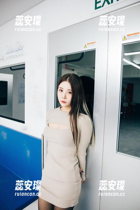 Bomi(普美)与泳衣，图库里的彼此温柔小叙！