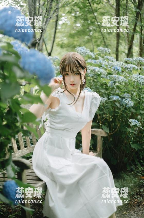 ElyEE子 路过ElyEE子的礼服图集更新,头疼的是还是服装的选择嘛。