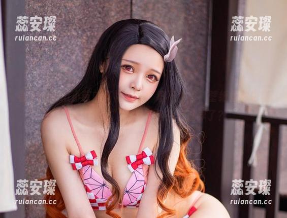 Hachi小芭 看了Hachi小芭的红裙美图,忍不住想,壁纸居然也能如此“抢眼”,是不是有点过界了?