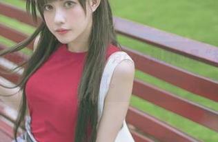 打开PingPing的女友合集，所有cos都真的是“甜”得让人发腻。