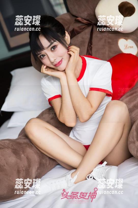 TouTiao头条女神 - 水手服作品集：张蓝欣，你不觉得这样子有点反差萌吗？虽然我很喜欢，但也有点无奈。