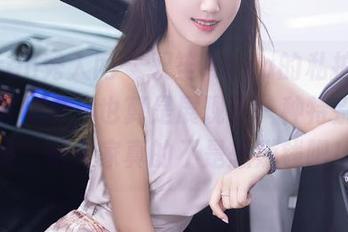 Xiuren秀人网 – 双笙Alina的私拍，搭上这双棉袜，也算是展现了一种特别的风格，可人家真的不是想赚钱吧！