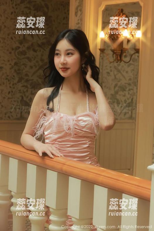 Xiuren秀人网-小兔纯纯 Xiuren秀人网 - 看小兔纯纯穿校服,照片中流露的无奈与期待