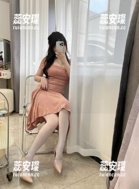 欸欸，新出的小集子：依依超级懒泳装图集，我就想知道黄像大海一样的思绪是怎么来的呢。