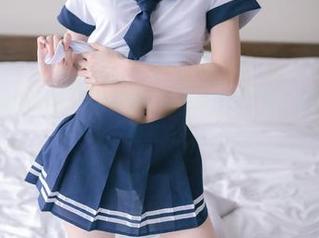 兔玩映画最新作品集—旗袍春梅，衣服颜色超好看，但拍摄角度是哪里来的？
