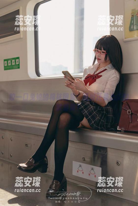咬一口兔娘 咬一口兔娘的棉袜图集:是脚还是心尖的软绵绵?