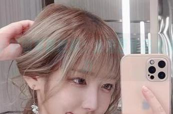探索啾小妍的写真世界：金发芭比在这儿释放魅力