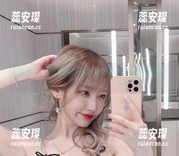啾小妍 探索啾小妍的写真世界:金发芭比在这儿释放魅力