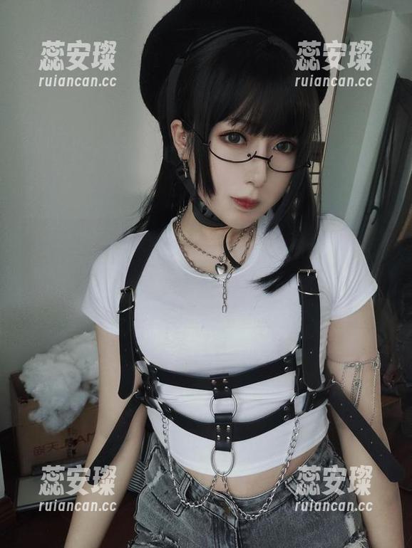 每日一看小容仔咕咕咕w的高清写真，今天才发现，原来菲谢尔也可以如此不着边际。