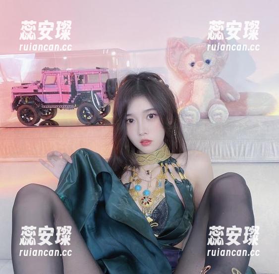 小小奶瓶儿 直击灵魂!小小奶瓶儿的无圣光作品与裸足的交织