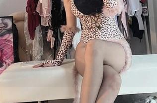 微密圈 – 小玉吃果冻的精选写真，巨无霸和清纯脸蛋，真让人忍不住想问：谁才是这场双重视角的赢家？