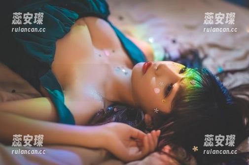 小酥酱 小酥酱的女仆内衣写真,好像在和我说“我就是可爱”,我默默点头。