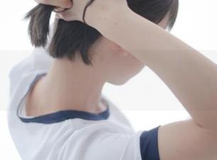 壁纸里竟然藏着这样一位健身短发萌妹，少女秩序的美图，就想点赞拆千层糕一样！