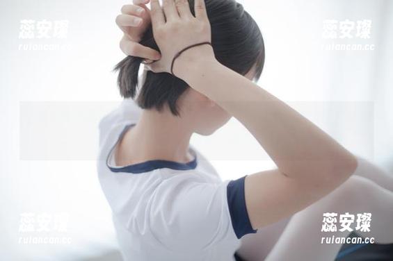 壁纸里竟然藏着这样一位健身短发萌妹，少女秩序的美图，就想点赞拆千层糕一样！