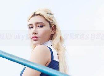 尤物馆 – 悦儿Yuky的白衬衫套图，你见过这么自然的摆拍吗？
