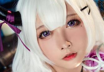 短裙任你看，念念_D的免费写真让人忍不住想问：就这身材，怎么复制？
