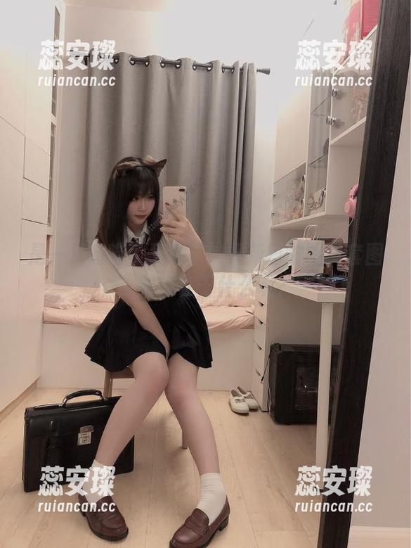 是一只废喵了又来了！最新日常写真套图，到底在干什么呢？