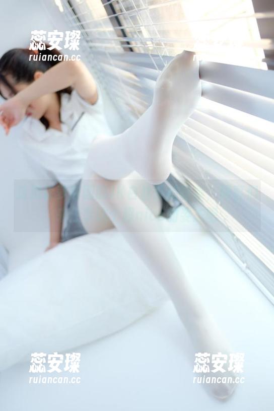 森萝财团 这是森萝财团的JK白丝外拍图集,同事们来分享这个超nice的姿态吧