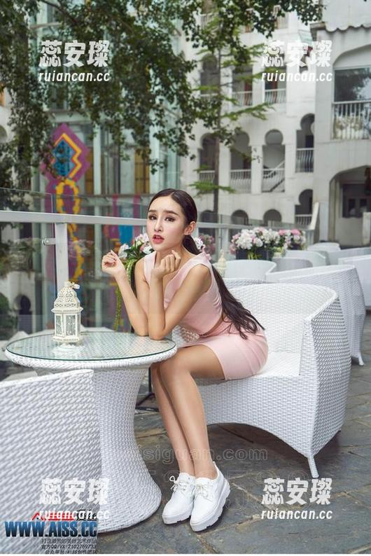 爱丝 - 透明之美：何冉的高清图集，悄悄撩动心弦