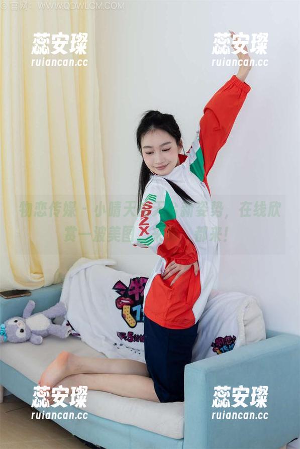 物恋传媒 - 小晴天的天台新姿势，在线欣赏一波美图，来啊，都来！