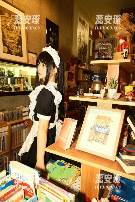 美图里的白莉爱吃巧克力：深巷女仆与原理猪，谁更落落大方？