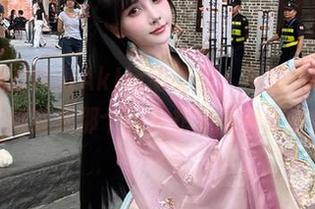 原图中的秋山AkI运动姿态，不知道要怎么形容，她就是那个让人想多看一眼的焦点。