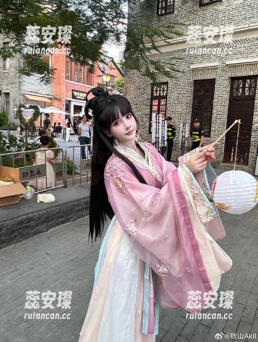 秋山AkI 原图中的秋山AkI运动姿态,不知道要怎么形容,她就是那个让人想多看一眼的焦点。