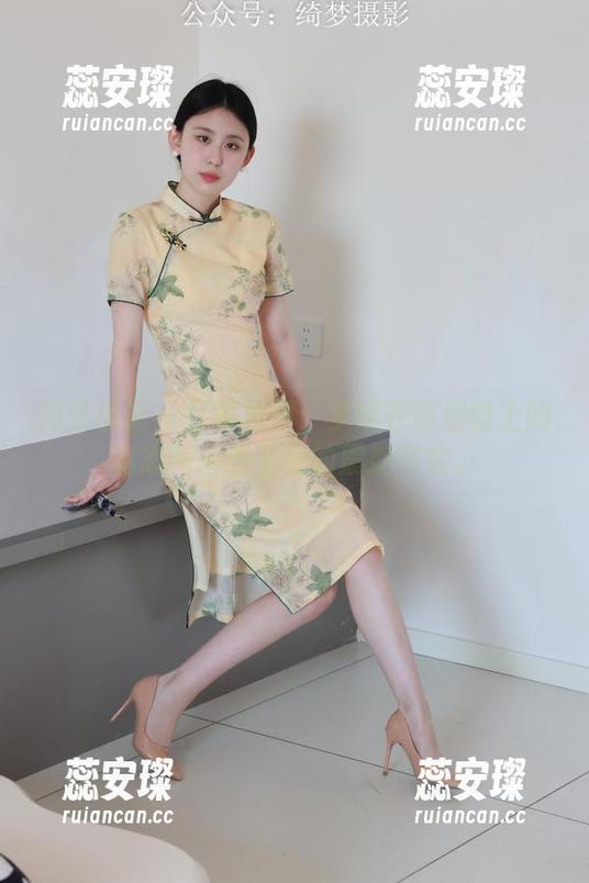 绮梦摄影-梦妍 绮梦摄影 - 打破框架:梦妍在瑜伽垫上的姿态——无圣光的震撼写实。