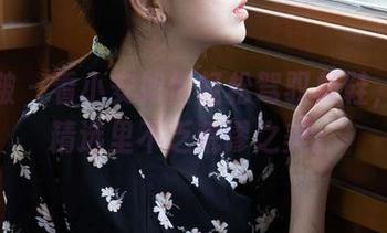 袜啵啵 – 看小安如何轻松驾驭板鞋，图库精选里不乏荒谬之美。