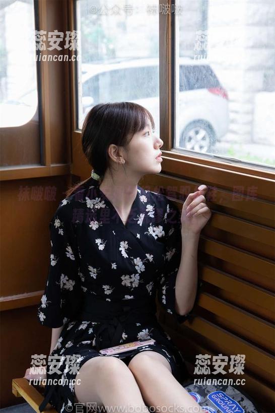 袜啵啵 - 看小安如何轻松驾驭板鞋，图库精选里不乏荒谬之美。