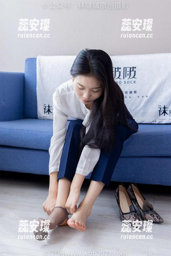袜啵啵-苏苏 袜啵啵 - 看!苏苏的日常白棉袜,图包里到底有什么惊喜?
