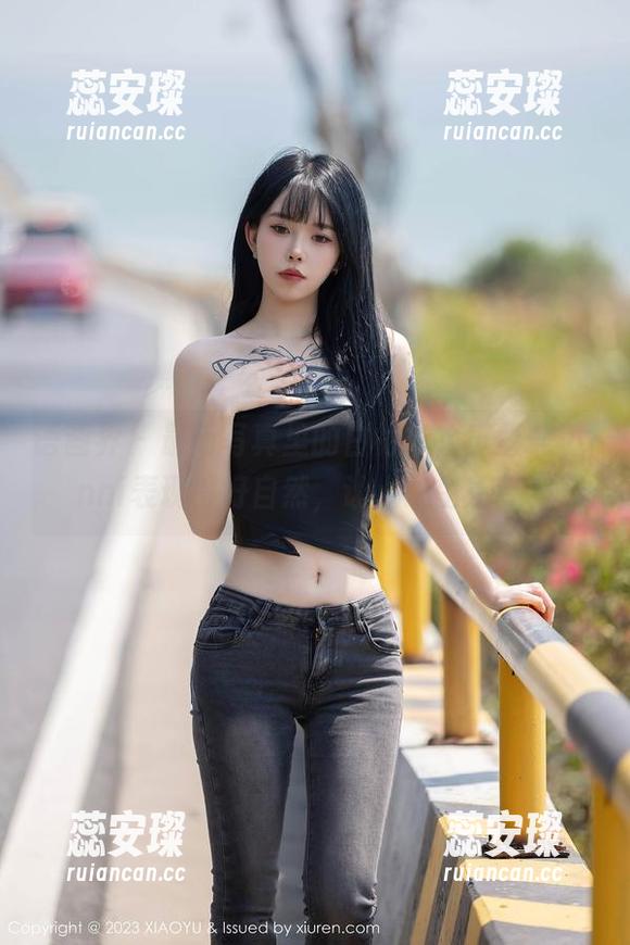 语画界-王馨瑶yanni 语画界 - 最新写真里的白衬衫,王馨瑶yanni表现得好自然,让人心生羡慕。