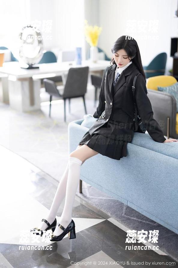 语画界-绯月樱_Cherry 语画界 - 精选:绯月樱_Cherry的白色奇遇,像清晨的冰霜那样轻盈。