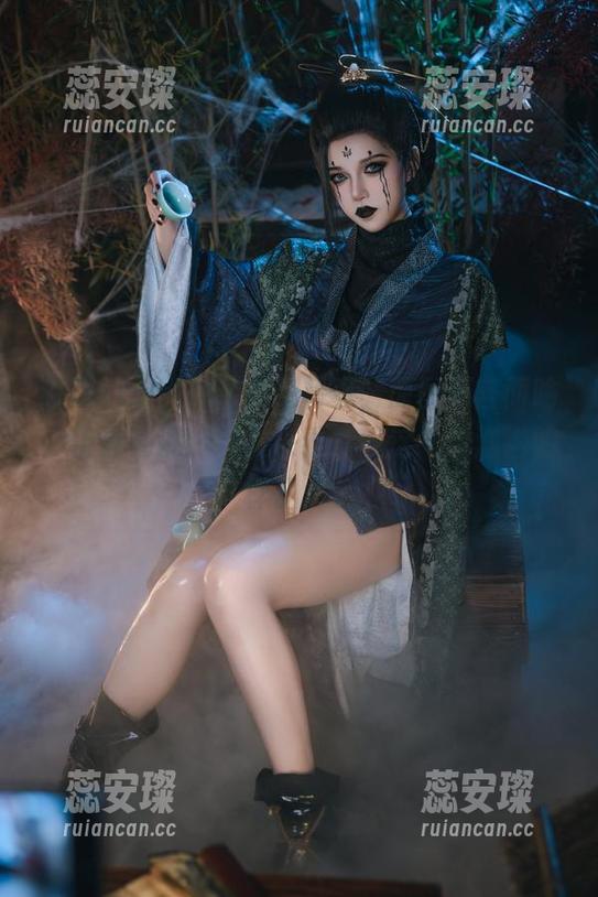 阿薰kaOri的漆皮兔写真，原图不言而喻，仿佛在说：“快来看看我这气势汹汹的样子。”