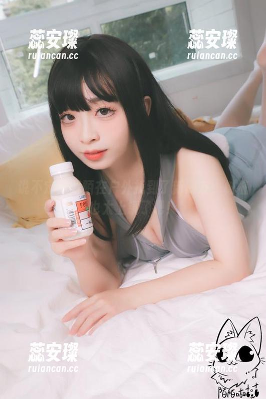 说不定韶陌陌在户外找到了新朋友：树桩也太上镜了吧！